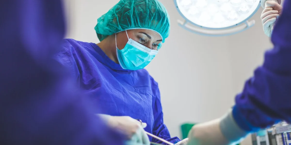 A picture of a surgeon conducting surgery.